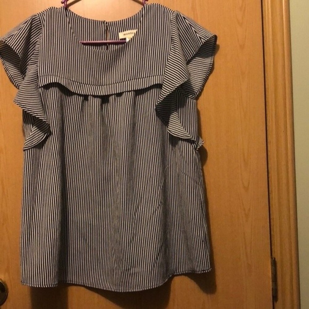 Montaeu Los Angeles size large textured blouse with keyhole back